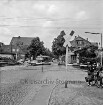 Bahnübergang Manhagener Allee: Bahnstrecke zwischen Hamburg und Lübeck: mit geschlossener Schranke und Andreaskreuz: Pkw, Bus und Radfahrer warten: Blick Richtung Rondeel