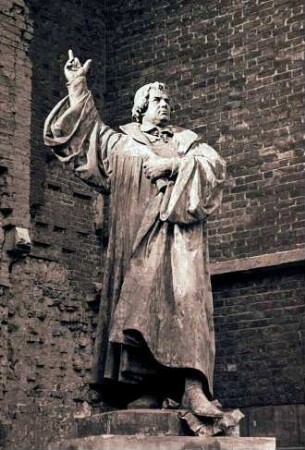 Hannover: Denkmal Martin Luther vor der Marktkirche [St. Georgii et Jacobi]