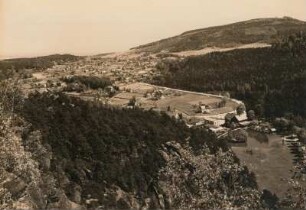 Jonsdorf, Ortsansicht : Blick von den Nonnenfelsen auf den Ort nach NO, rechts der Jonsberg