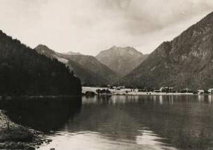 Österreich, Tirol. Blick vom Achensee, dem größten See Tirols nach Pertisau, einem Dorf in der Gemeinde Eben. Im Hintergrund das Karwendelgebirge