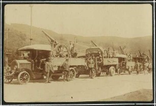 Erster Weltkrieg - "Aus den Stellungskriegen in den Vogesen". Verladung einer Batterie mit Autos