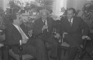 60. Geburtstag von Walter Maschke, Generalsekretär der Volksbühne Berlin : Hans Rodenberg (links) und Walter Maschke (Mitte) mit Friedrich Wolf