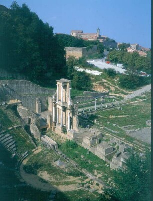 Italien. Toskana. Volterra. Rekonstruierter Bühnenbereich des römischen Theaters (1. Jahrhundert n. Chr.)