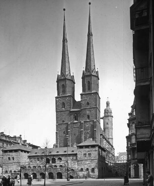 Halle (Saale), Marktkirche St. Marien, westl. Doppelturmfront, sog. Blaue Türme (ehem. St. Gertruden); Glockengeschosse Anfang 16. Jh.; davor Umspann- und Umformwerk, Wilhelm Jost, 1924