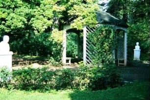kleiner Tempel, Blumenrabatten und die Büsten von Herzog Carl August und Luise