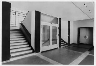 Bauhaus Dessau, erbaut 1926, Vestibül mit Haupttreppe