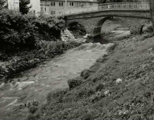 Blick vom linken Ufer der Würschnitz gegen die dreibogige Schloßbrücke