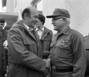 NATO-Oberbefehlshaber US-General Bernard W. Rogers begrüßt den westdeutschen Verteidigungminister Manfred Wörner während des NATO-Manövers Flinker Igel, an dem 52.000 Soldaten aus verschiedenen NATO-Staaten teilnahmen, um nukleare und konventionelle Kampfsituationen zu simulieren, Bayern