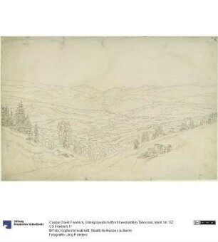 Gebirgslandschaft mit bewaldetem Talkessel