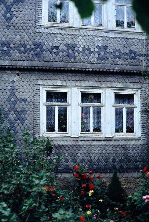 Haus wie vorige Bilder, zwei Fensterreihen zu je drei Fenstern im EG und OG
