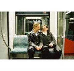Junges, händchenhaltendes Pärchen in der Berliner S-Bahn (Prämiertes Foto Sonderthema: Familienbilder)