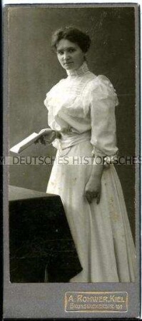 Junge Frau im weißen Kleid, Carte de Visite