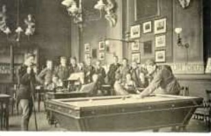 Lesesaal der Alumnen im Königlichen Joachimsthalschen Gymnasium in Berlin-Wilmersdorf, mit Billard spielenden Gymnasiasten