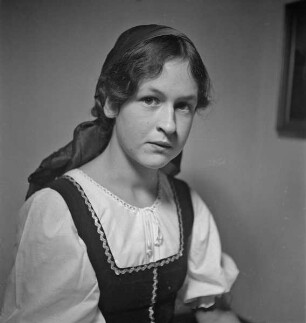 Mädchen in Tracht aus dem Wienerwald