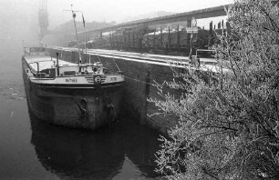 Städtische Rheinhäfen Karlsruhe. Winterstimmung im Rheinhafen