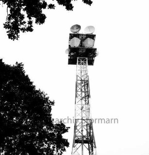 Klingberg: Fernmeldeturm: links Bäume