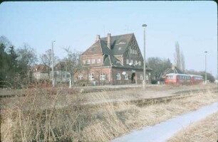 Ziesar Schienenbus 772 012 Empfangsgebäude Bahnsteig