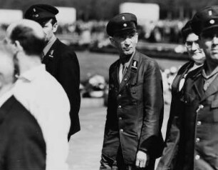 Angehörige der Deutschen Reichsbahn am "Tag der Befreiung" am Sowjetischen Ehrenmal