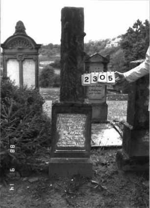 Grabstein 2305 (Index: 100097446) Maße HxBxT: 175x42x32 cm: Grabstein 2305