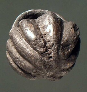 Gerippter Knopf mit Bandöse