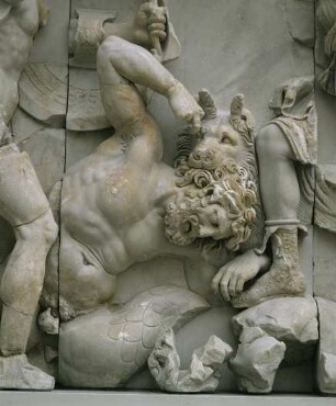 Pergamonaltar, Ostfries - Ausschnitt: Schlangenbeiniger Gegner der Artemis, Molosserhund