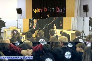 Der Regierende Bürgermeister von Berlin, Klaus Wowereit (vor der Tafel) besucht die Ludwig-Bechstein-Grundschule.