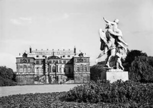Palais im Großen Garten mit Skulptur "Die Zeit entführt die Schönheit" : Dresden, Großer Garten. Blick über die Figurengruppe "Die Zeit entführt die Schönheit" von P. Balestra zum Palais