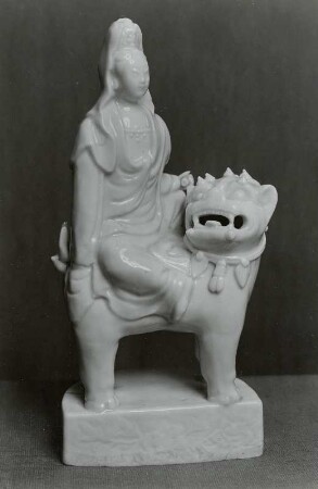 Kuan-yin auf Löwen reitend