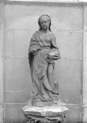Statue einer weiblichen Figur mit Buch