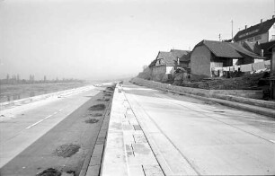 Rheinweiler: Verschieden niveauhohe Autobahn und Stützmauer