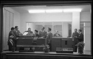 Freiburg: [IBM Geschäftsstelle] Ausstellungsraum durch Schaufenster