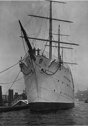 Freie und Hansestadt Hamburg. Hafen. Ansicht des, 1934 als schwimmende Jugenherberge in Dienst gestellten, Frachtseglers "Hein Godewind"