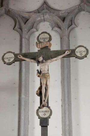 Hochaltar — Kruzifix mit den Namen der Evangelisten