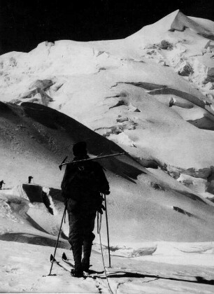 Schweiz. Skifahrer im verschneiten Berner Oberland