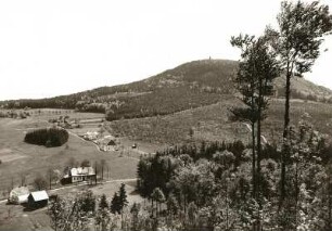 Tollenstein (heute Jiřetín pod Jedlovou-Rozhled). Blick nach Süden zum Tannenberg (779 m)