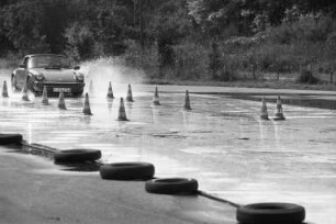 Fahrerlehrgang der Sportfahrschule der Firma Porsche für die Sanitäter des DRK-Kreisverbands Karlsruhe