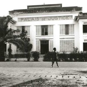 Duala, Kamerun. Justizpalat, Eingangsfront. A. 20. Jahrhundert