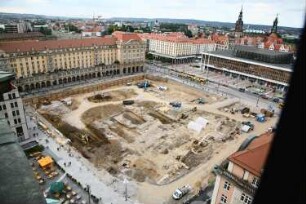 Dresden-Altstadt. Freilegen der historischen Fundamente am Altmarkt. Blick vom Turm der Kreuzkirche