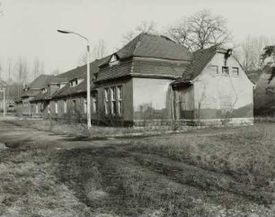 Dresden-Neustadt, Tannenstraße / östlich Hans-Oster-Straße. Ehemalige Kaserne der Sowjetarmee. Dienstgebäude (wohl mit Saal)