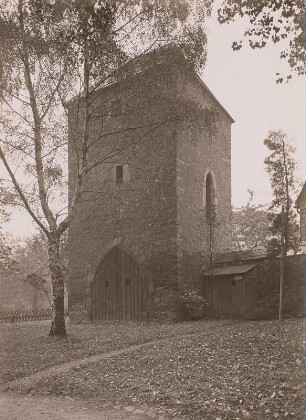 Chemnitz-Ebersdorf, Westturm der Befestigung des Areals der Stiftskirche von der Westwand des Langhauses der Kirche aus