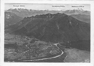 Ortsansicht gegen Berchtesgadener Alpen mit Lattengebirge und Predigtstuhlbahn, am Horizont Hochgöll (2522 m), Hochkönig (2941 m) und Watzmann (2713 m)