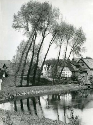 Ansicht von Estebrügge in der Gemeinde Jork im Alten Land. Die Landschaft spiegelt sich in der Este