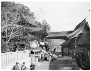 Nagasaki. Vor dem Askwa-Tempel. Blick auf Tempelarchitektur mit traditionell verzierten Giebeln