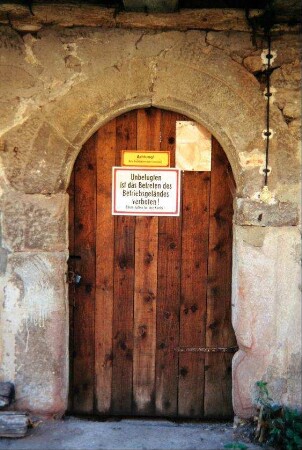 alte Tür an einem der Gutsgebäude, schön behauener Rundbogen