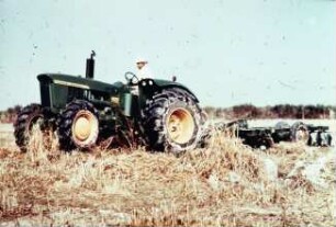 Fotografie: Bodenbearbeitungsgerät, Scheibenegge, Allradtraktor, Stoppelbearbeitung