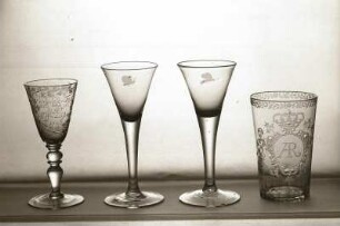 Glas mit Inschrift: "Weinlese-Fest in der Hoff-Lößnitz 1727", Mitte: Zwei langstielige und dünne Gläser mit einer Fliege geschnitten; Sächsisch (1726); Rechts: Mit Monogramm August des Starken "AR"; Sächsisch.