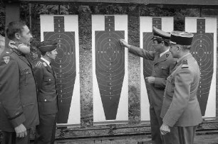 Internationales Offizier-Pistolenschießen für amerikanische, deutsche und französische Offiziere sowie für Polizeibeamte des Polizeipräsidiums Karlsruhe und der Bereitschaftspolizei