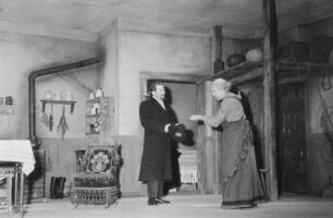 Szenenbilder aus "Der Biberpelz" von G. Hauptmann mit W. Gröhl, H. Hellmich, W. F. Richter (W. Richter-Reineck), F. Nowack, E. Mirek u.a. Maxim-Gorki-Theater, 17.09.1954