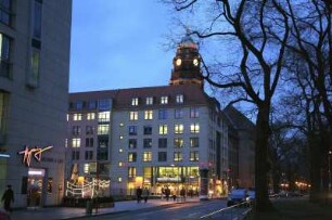 Dresden-Altstadt. Dr.-Külz-Ring. Neubebauung gegen Turm des Neuen Rathauses