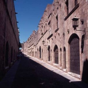 Rhodos (Stadt). Palast von Villiers de l'Isle Adam, Die Rittergasse, Hauptstraße im Kollachium. Rechts französische Herberge und Palast von Villiers de l'Isle Adam